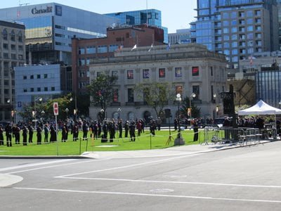 Officers on parliament front lawn